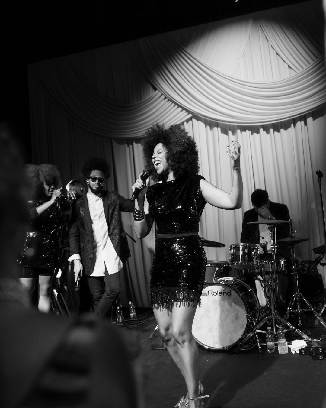 Cantante afro che si esibisce con la band