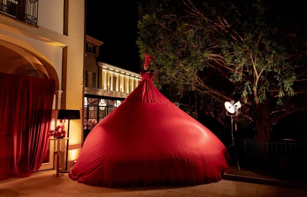performance dal vivo con abito rosso